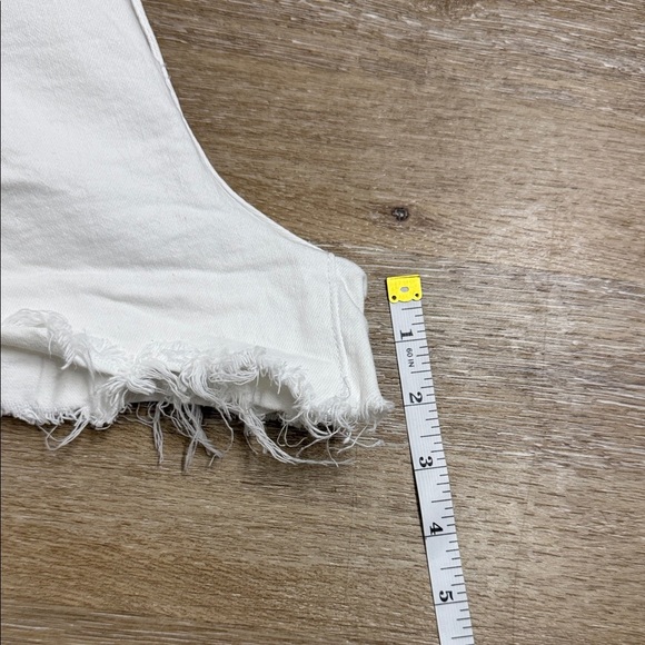 Kut from the Kloth Size 10 Wkhite Jean Shorts - Picture 6 of 10